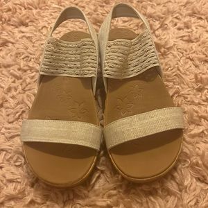 Sketchers luxefoam sandals taupe